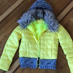 Puffer jacket with detachable fur.